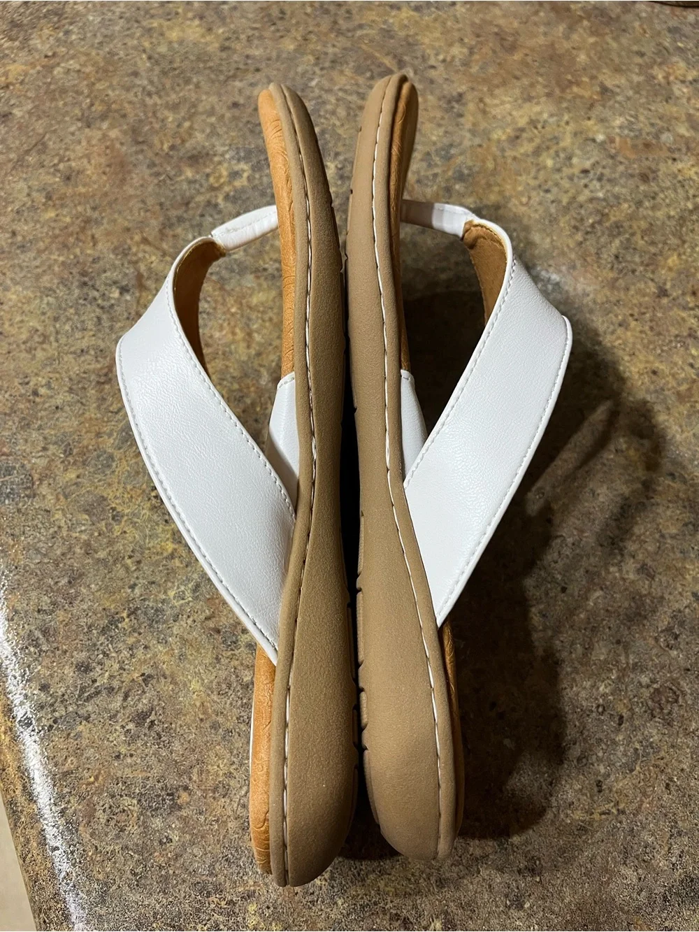 NWOT b.o.c. by Børn Women’s 8M White Comfort Thong Sandals Vacation coastal